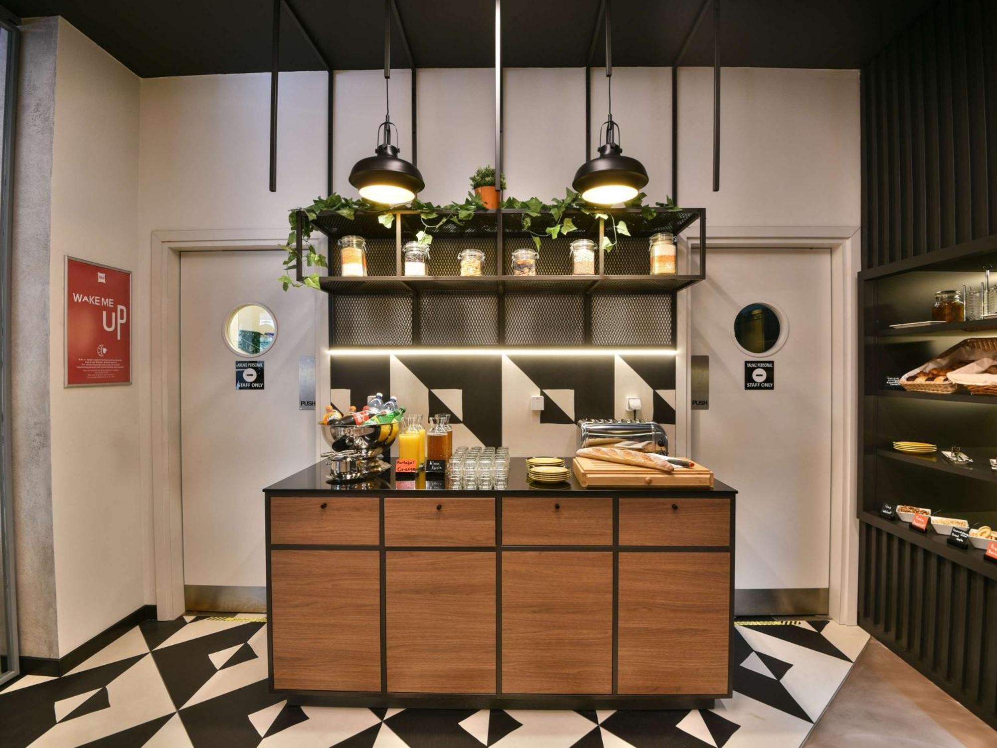 Ibis Baku City Екстер'єр фото